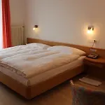 Luna Garni מלון 3*